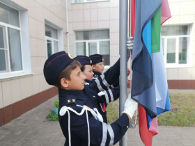 Торжественный  подъем  флага РФ.